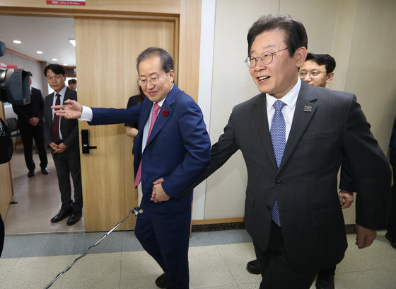 홍준표 대구시장(왼쪽)이 10일 오후 대구시청 산격청사에서 이재명 더불어민주당 대표와 면담을 마친 뒤 이재명 대표 손을 잡고 배웅하고 있다. 2023.5.10/뉴스1