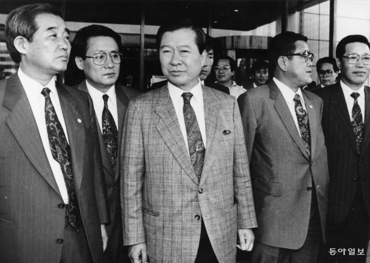 1992년 6월 19일 대한무역진흥공사(KOTRA) 창립 30주년 기념 리셉션에 참석한 김대중 당시 민주당 대표(가운데)와 그 왼쪽에 있는 박지원 전 원장. 동아일보DB