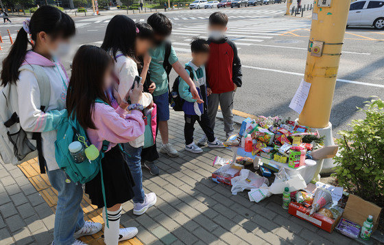 11일 오전 경기 수원시 권선구의 한 사거리에 우회전하던 시내버스에 치여 숨진 아이를 추모하는 물품들이 놓여져 있다. 지난 10일 경기 수원시 권선구의 한 사거리에서 9살 A군이 우회전하던 시내버스에 치여 숨졌다. 사고가 난 곳은 어린이보호구역으로, 사고 당시 보행자 신호는 녹색이었다. 2023.5.11. 뉴스1