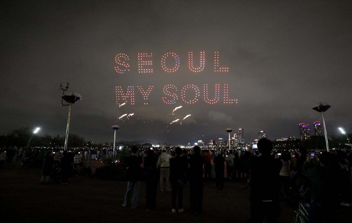 지난달 29일 서울 광진구 뚝섬한강공원 수변 무대에서 열린 ‘2023 한강 불빛 공연(드론 라이트 쇼)’에서  서울시의 새로운 슬로건 ‘Seoul, my soul’이 드론으로 연출되고 있다. 뉴시스
