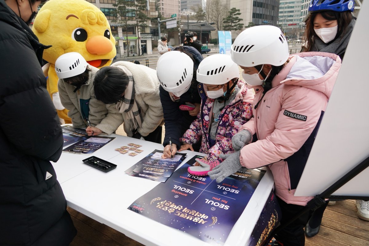 올해 1월 5일 서울 중구 서울광장 스케이트장 앞에서 시민들이 서울 브랜드 슬로건 선호도 조사에 참여하고 있다. 서울시 제공