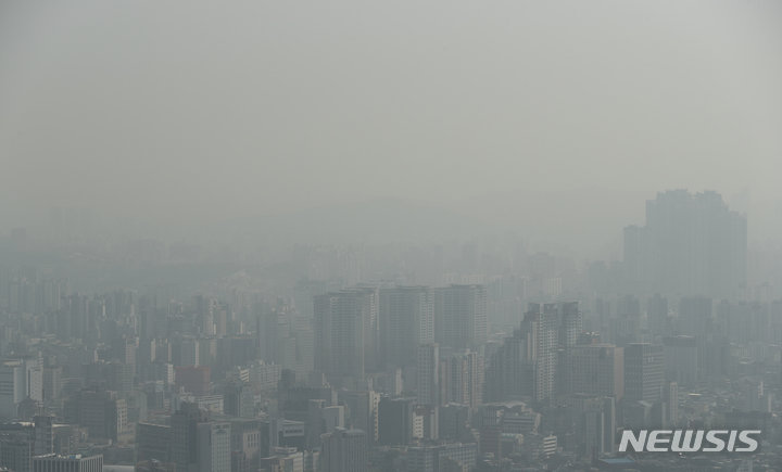 미세먼지 농도가 나쁨 수준을 보인 지난달 17일 오전 서울 중구 남산에서 바라본 서울 시내가 뿌옇게 보이고 있다. 2023.04.17