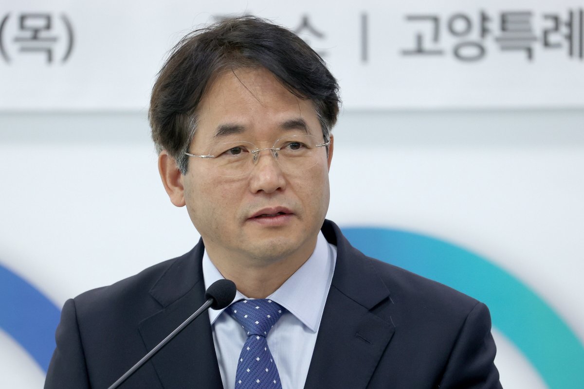 이동환 경기 고양시장이 11일 고양시청에서 기자 회견을 열고 경기북부특별자치도 설치를 위한 가칭 ‘경기북부경제공동체’ 구성을 제안하고 있다. 고양시 제공