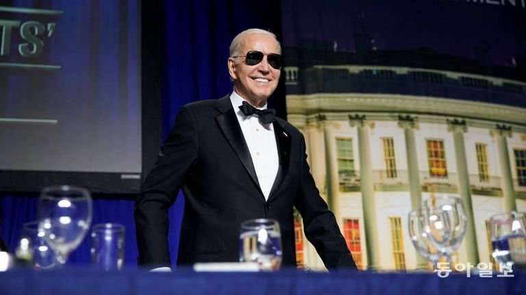 백악관 기자단 만찬에 검정색 선글라스를 끼고 등장한 조 바이든 대통령. 백악관 홈페이지
