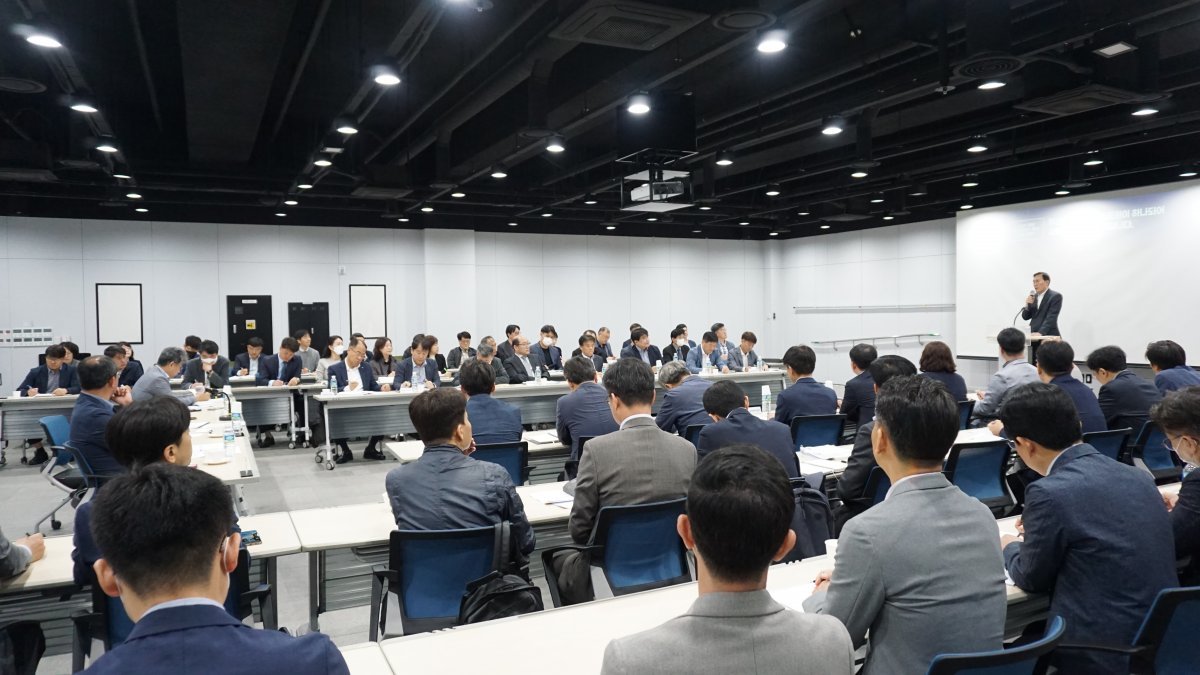 부산시설공단 임직원들이 10일 부산 동구 유라시아플랫폼에서 간부 혁신 회의를 열고 있다. 이날 회의는 부산시설공단과 부산경륜공단 
‘스포원’이 통합된 뒤 처음 열린 것으로, 양사 임직원들의 화합과 소통을 강조하는 차원에서 마련됐다. 부산시설공단 제공