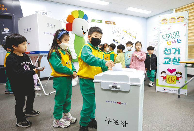 지난달 10일 경기 수원시 영통구 경기도선거관리위원회에서 열린 ‘팡팡! 신나는 선거교실’에서 유치원생들이 투표 체험을 하고 있다. 수원=뉴스1