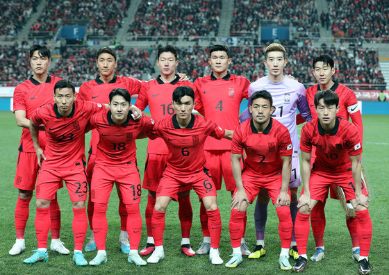 28일 오후 마포구 상암동 서울월드컵경기장에서 열린 축구 국가대표 평가전 대한민국과 우루과이의 경기에 나선 스타팅 멤버들이 포즈를 취하고 있다. 2023.3.28 뉴스1