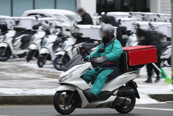 서울 시내에서 배달기사가 물품을 배달하고 있다. ⓒ News1