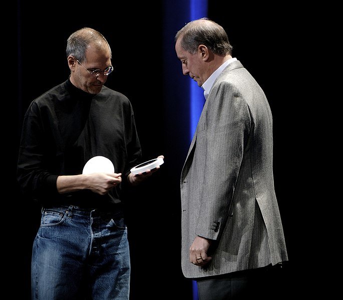 애플의 최고경영자(CEO) 스티브 
잡스(왼쪽)가 생전 인텔의 CEO 폴 오텔리니와 대화하는 모습. 인텔은 “모바일 폰을 위한 칩을 만들어 달라”는 애플의 제안을 
거절했던 것으로 유명하다. 훗날 오텔리니는 “내 눈에는 보이지 않았다”며 자신의 오판을 인정했다. ‘칩 워…’의 저자는 “반도체 
전쟁에서 이기는 전략은 시장의 흐름을 읽고 세계를 선도하는 기술 혁신을 이뤄내는 것”이라고 했다. 위키미디어