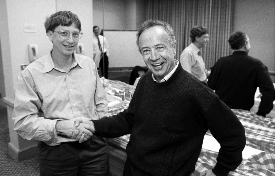1980년대 빌 게이츠 마이크로소프트 창업자(왼쪽)와 인텔의 최고경영자(CEO) 앤디 그로브가 악수하는 모습. 아시아 
반도체 기업과의 전쟁에서 패배 위기에 놓였던 인텔은 ‘마이크로프로세서’ 칩을 개발해 마이크로소프트와 동맹을 맺고 
퍼스널컴퓨터(PC) 시장을 지배했다. 부키 제공