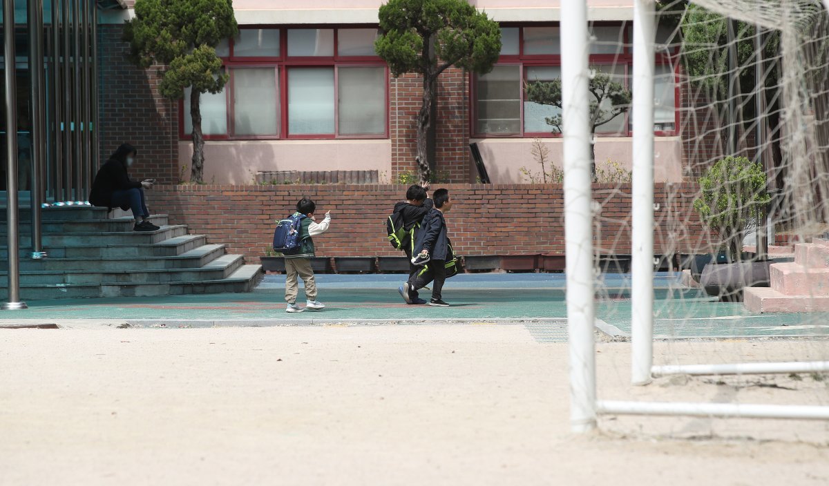 서울의 한 초등학교에서 학생들이 하교하는 모습. 뉴스1