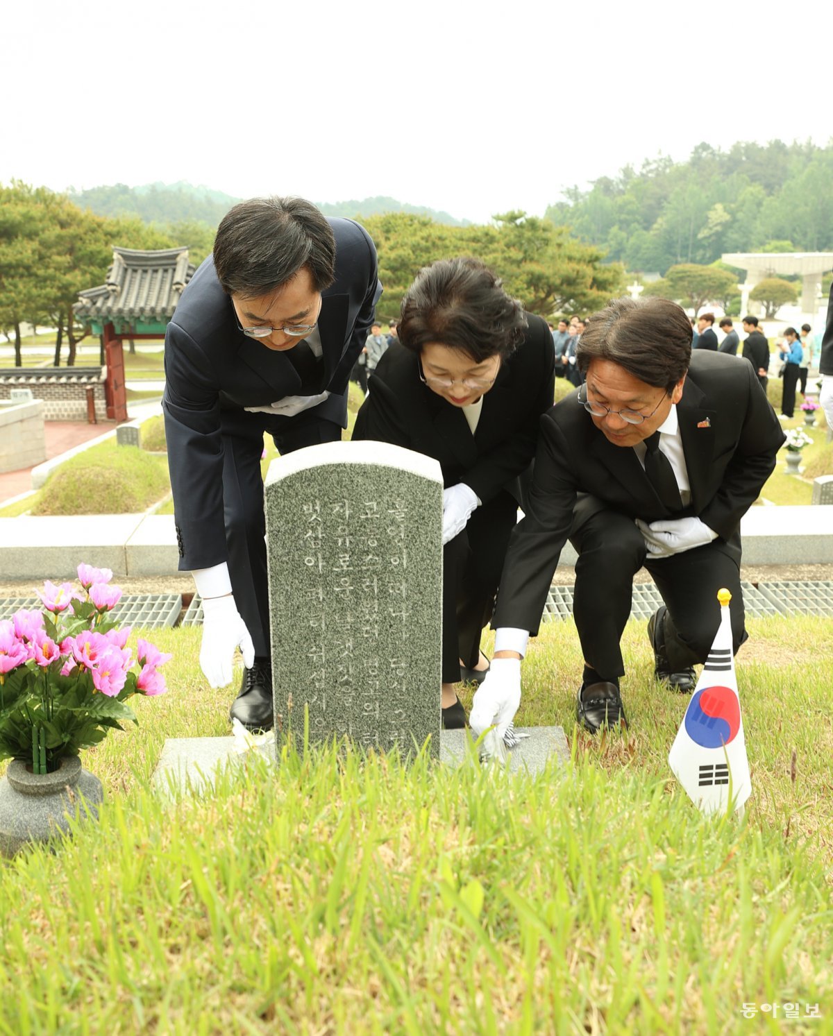 김동연 경기도지사가 12일 오전  배우자 정우영 여사, 강기정 광주시장과 함께  망월동 민족민주열사 묘역(5·18민주묘역)을 찾아 참배하고 있다. 경기도 제공