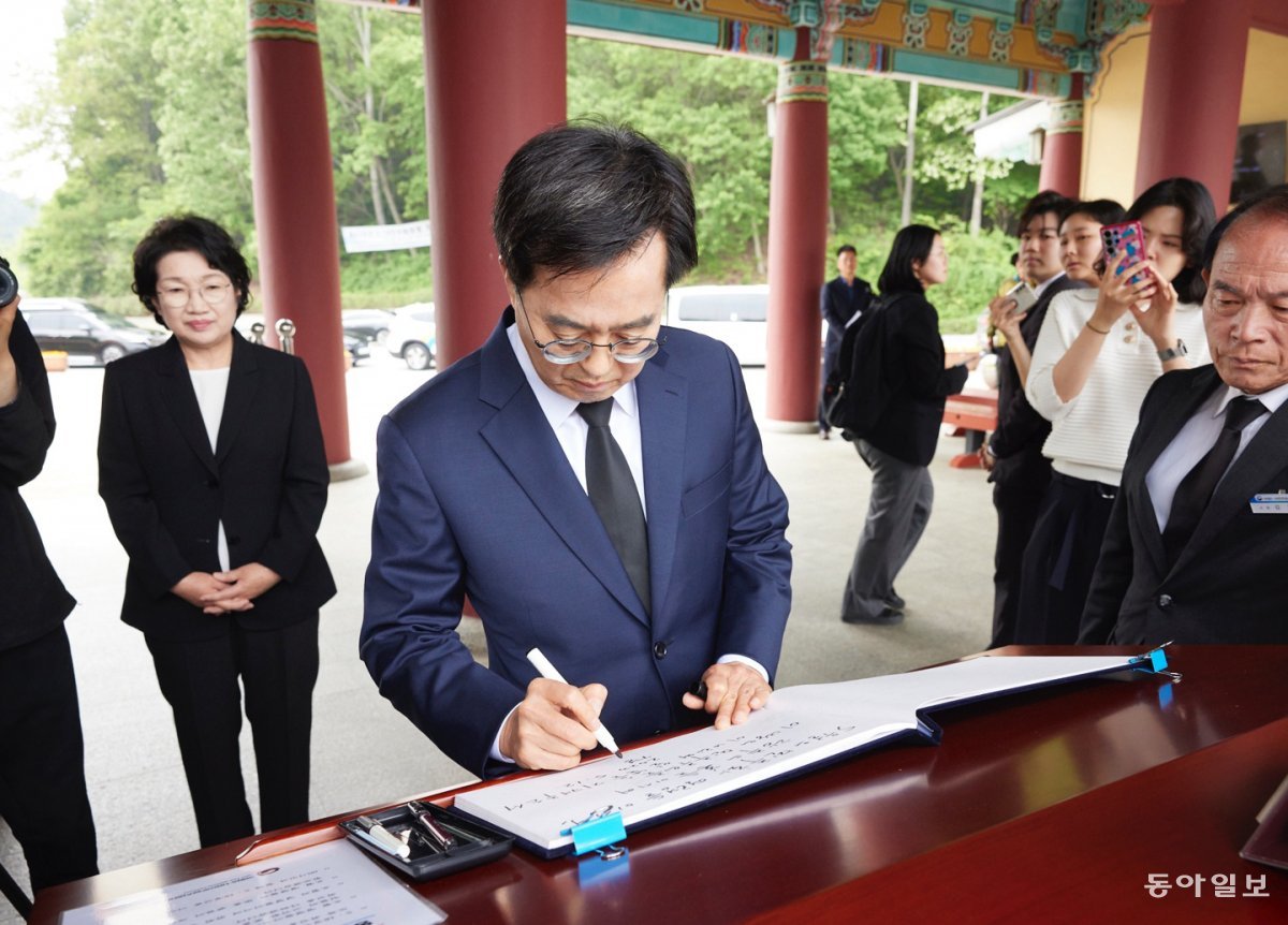 12일 광주 북구 민족민주열사 묘역(5·18민주묘역)을 찾은 김동연 경기도지사가 방명록을 작성하고 있다. 경기도 제공