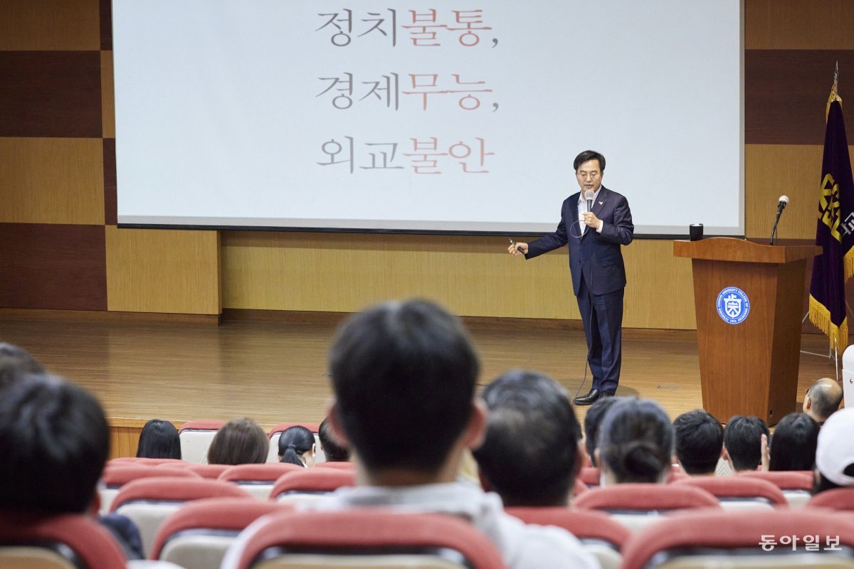 김동연 경기도지사가 광주 조선대학교에 찾아 ‘대한민국 금기깨기’를 주제로 초청 특강을 하고 있다. 경기도 제공