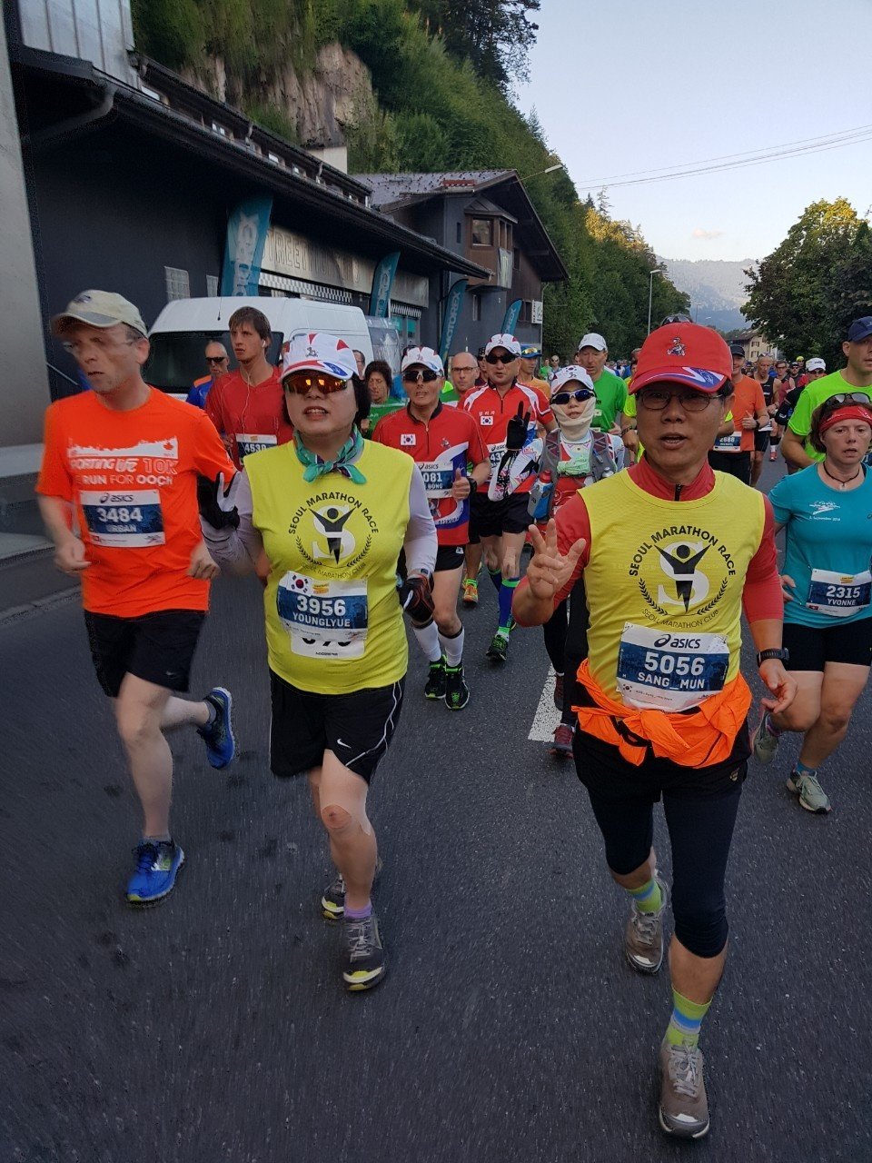 김영례(왼쪽)-윤상문 씨 부부가 스위스 융프라우마라톤에 출전해 달리는 모습. 김영례 씨 제공