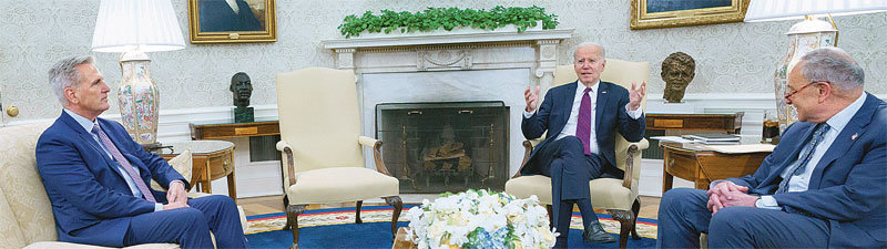9일(현지 시간) 조 바이든 미국 대통령(가운데)과 공화당 소속인 케빈 매카시 하원의장(왼쪽), 척 슈머 민주당 상원 원내대표가 워싱턴 백악관 집무실에서 정부 부채 한도 관련 논의를 하고 있다. 워싱턴=AP 뉴시스