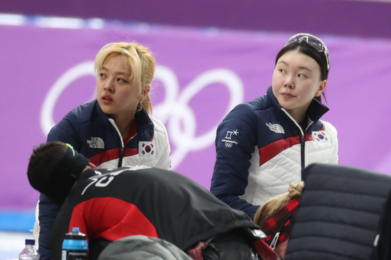 김보름(왼쪽)과 노선영이 평창동계올림픽 스피드스케이팅 여자 팀추월 순위결정전을 마친 뒤 쉬고 있다.(뉴스1 DB).2019.1.11/뉴스1