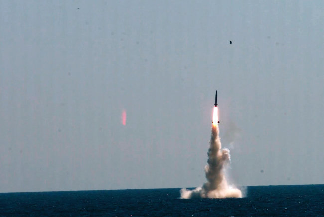 2021년 9월  해군 잠수함 도산안창호함에서 국내 첫 잠수함발사 탄도미사일(SLBM) 현무-Ⅳ-4가 시험 발사됐다. [뉴시스]