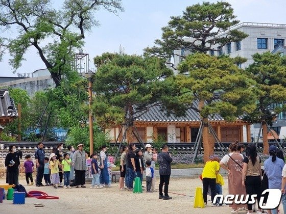 13일 오후 전북 전주시 완산구 전라감영에 마련된 ‘꿈타는 연등회’에서 어린이 가족들이 어린이큰잔치 행사에 참여해 즐거운 시간을 보내고 있다.2023.5.13 뉴스1