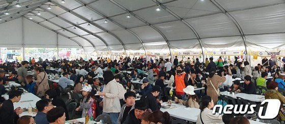 14일 울산 남구 장생포에서 열린 ‘2023 울산고래축제’ 현장의 ‘남구 맛집’ 부스가 시민들로 북적이고 있다. 2023.5.13 뉴스1