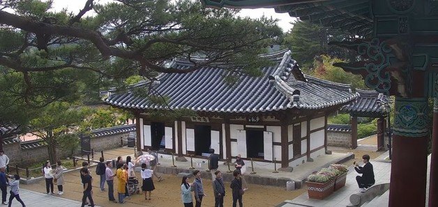 강릉 오죽헌 찾은 관광객들.(강릉시 실시간 유튜브 캡쳐). 뉴스1