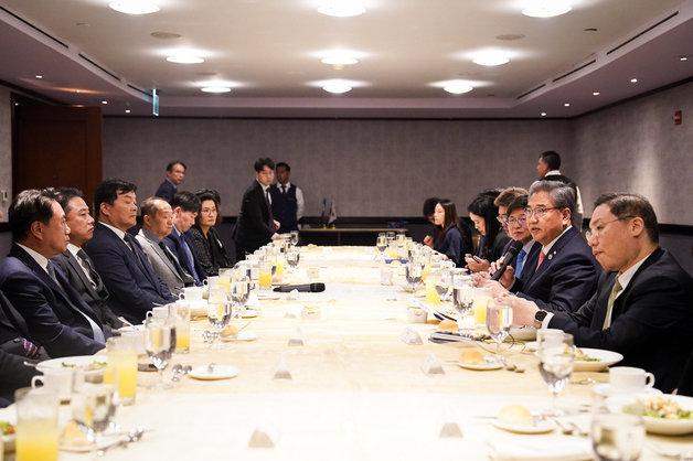 박진 외교부 장관이 12일(현지시간) 과테말라에서 우리 동포 및 기업인들과 간담회를 열고 있다.(외교부 제공)