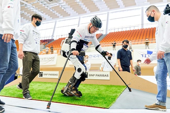 웨어러블 로봇 스타트업 엔젤로보틱스가 개발한 ‘워크온슈트4’는 2020년 사이보그올림픽 외골격 로봇 부문에 출전해 금메달을 차지했다. 엔젤로보틱스 제공