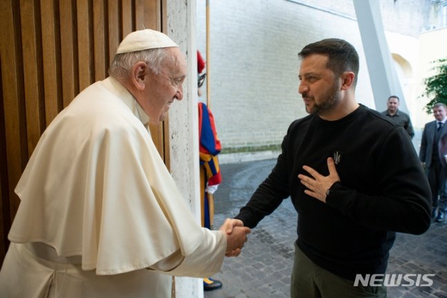 볼로디미르 젤렌스키 우크라이나 대통령은 13일(현지시간) 바티칸을 방문해 프란치스코 교황을 만나 악수하고 있다. 사진은 바티칸뉴스 제공. 2023.05.14. 바티칸=AP/뉴시스