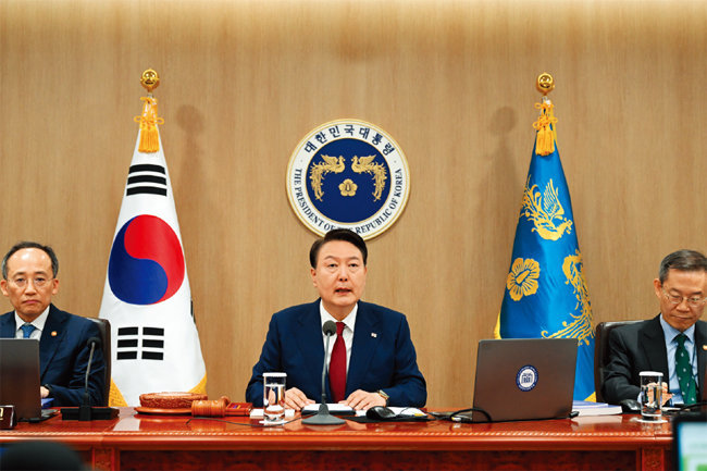 윤석열 대통령(가운데)이 5월 9일 오전 서울 용산 대통령실에서 제19회 국무회의를 주재하고 있다. 대통령실 제공