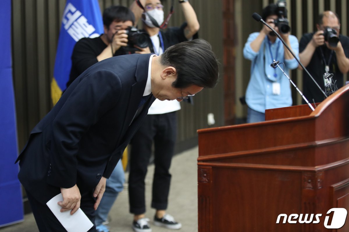 이재명 더불어민주당 대표가 14일 오후 서울 여의도 국회에서 열린 쇄신 의원총회에서 김남국 의원의 코인 논란과 관련해 고개 숙여 사과하고 있다. 2023.5.14(서울=뉴스1)