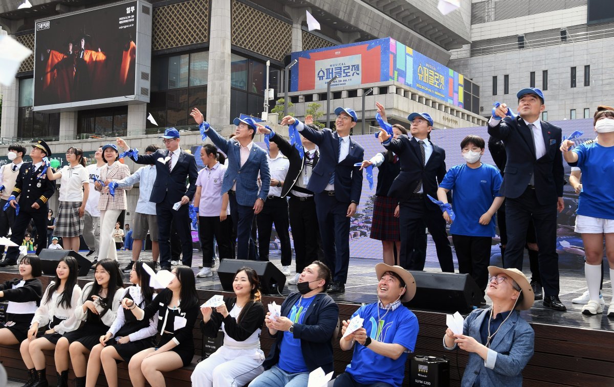 13일 서울 광화문광장에서 열린 ‘푸른코끼리 비폭력 캠페인’에서 참석자들이 ‘비폭력’ 문구가 적힌 종이비행기를 청소년들과 함께 날리는 퍼포먼스를 하고 있다. 삼성 제공