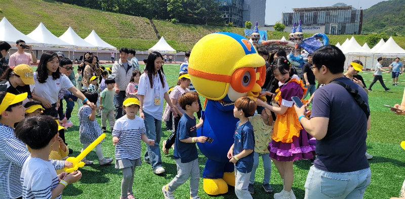 13일 서울대 관악캠퍼스 종합운동장에서 열린 ‘쌍둥이 플러스 홈커밍데이’ 행사에서 쌍둥이들이 인기 만화 캐릭터 ‘뽀로로’를 따라다니고 있다. 서울대병원 제공