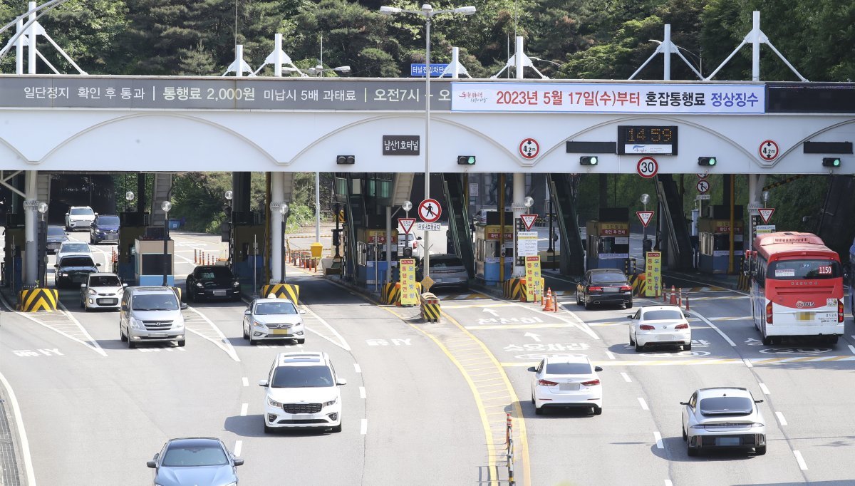 서울시가 두 달 간 일시 면제했던 남산 1·3호터널 혼잡통행료 양방향 징수를 17일부터 재개한다고 밝힌 14일 남산 1호터널에 차량이 통행하고 있다. 2023.05.14. 뉴시스