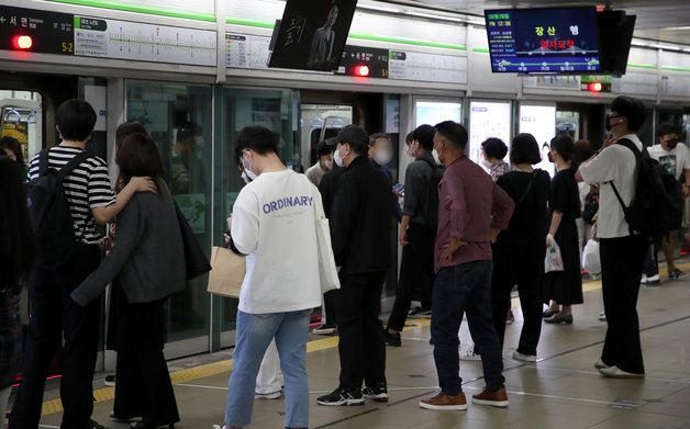 부산 부산진구 2호선 서면역 승강장이 승객들로 북적이고 있다.(사진은 기사 내용과 무관함) / 뉴스1