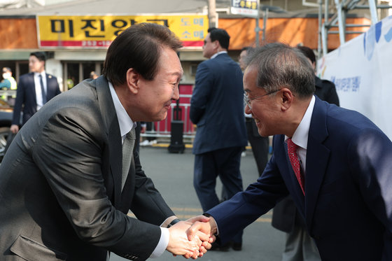 윤석열 대통령이 지난 4월 1일 오후 대구 서문시장에서 열린 ‘서문시장 100주년 기념식’에서 홍준표 대구시장과 인사를 나누고 있다. (대통령실 제공)