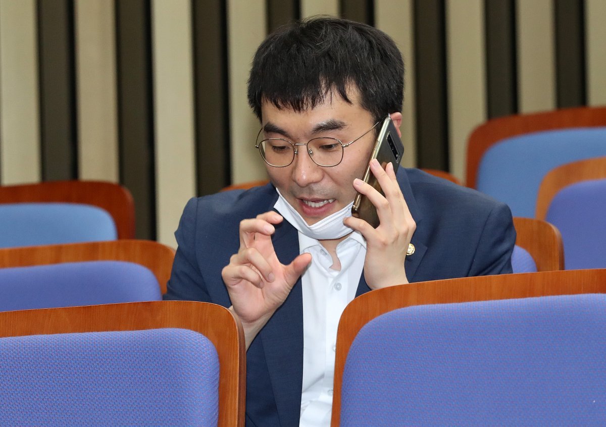 ‘60억 원 코인’ 의혹에 휘말린 더불어민주당 김남국 의원이 국회에서 전화 통화하는 모습. 김 의원은 의혹이 불거진 지 9일만인 14일 당을 전격 탈당했다. 김 의원의 탈당으로 당 차원의  진상 조사 등도 중단될 전망이다. 뉴스1