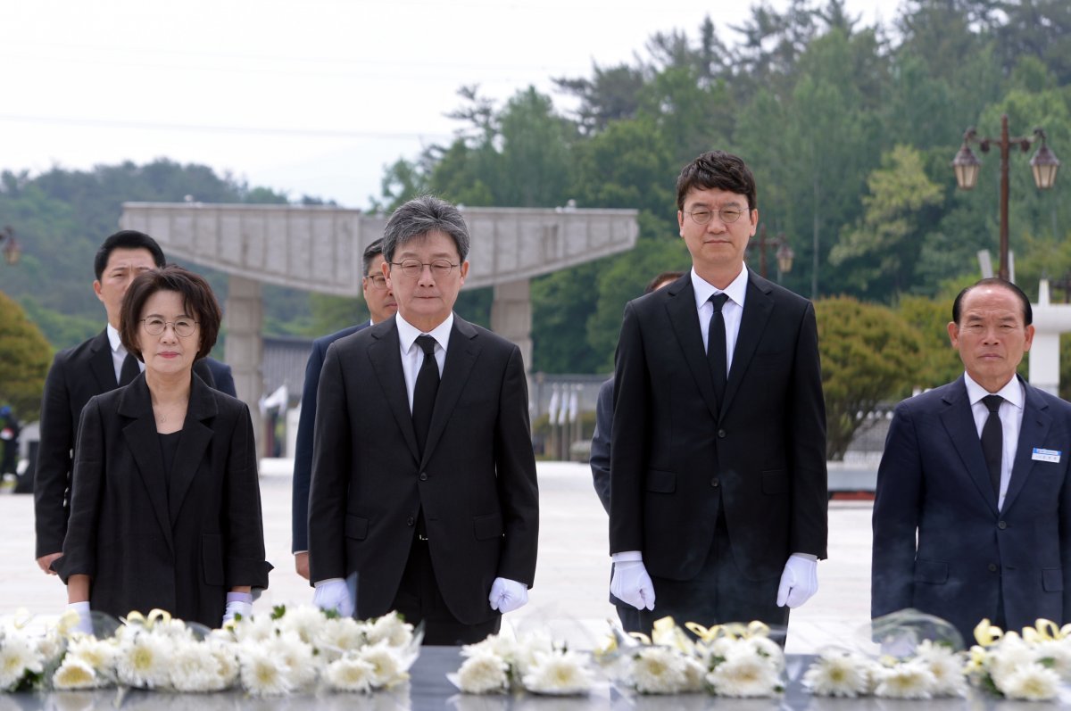 유승민 전 국민의힘 의원(가운데)과 김웅 국민의힘 의원(오른쪽), 진수희 전 보건복지부 장관(왼쪽)이 제43주년 5·18민주화운동을 사흘 앞둔 15일 오전 광주 북구 운정동 국립5·18민주묘지에서 오월영령에 참배하고 있다. 2023.5.15. 뉴스1