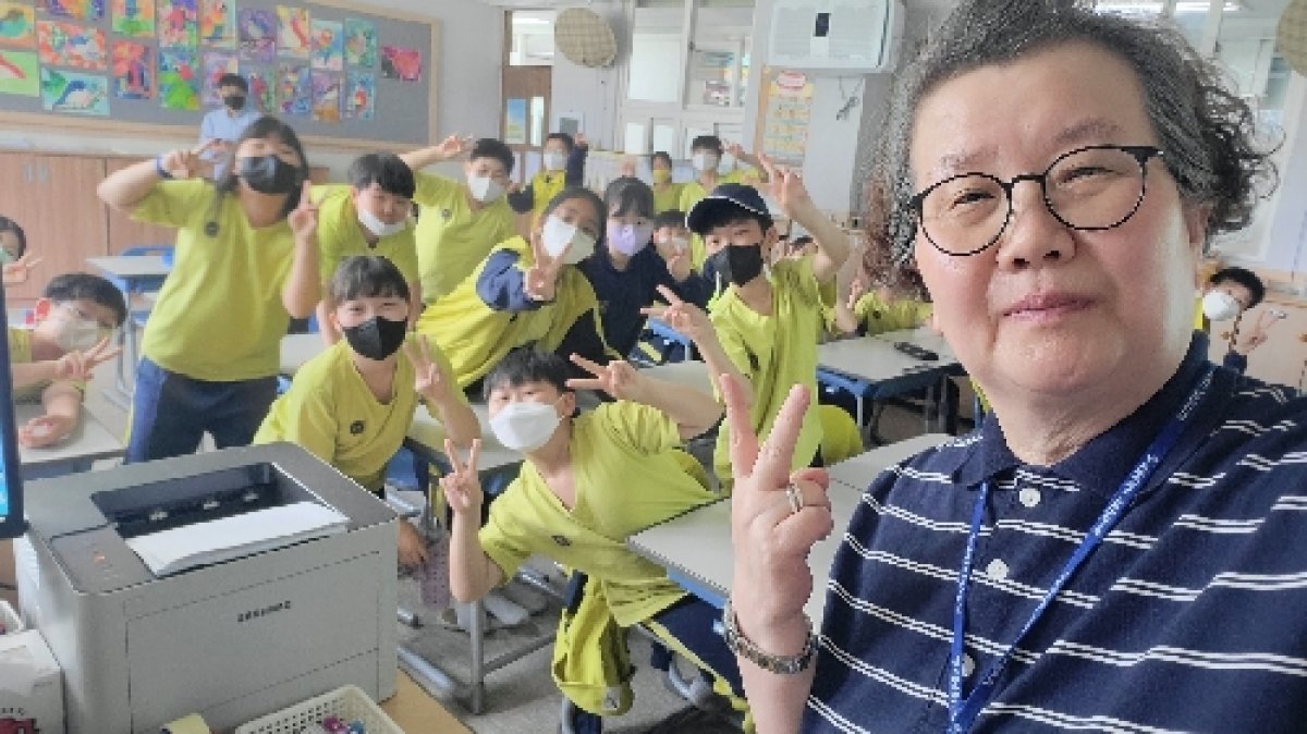 이미선 약사가 성북구에 있는 OO초등학교에서 약물 교육을 하며 아이들과 환하게 웃고 있다. 사진=본인제공