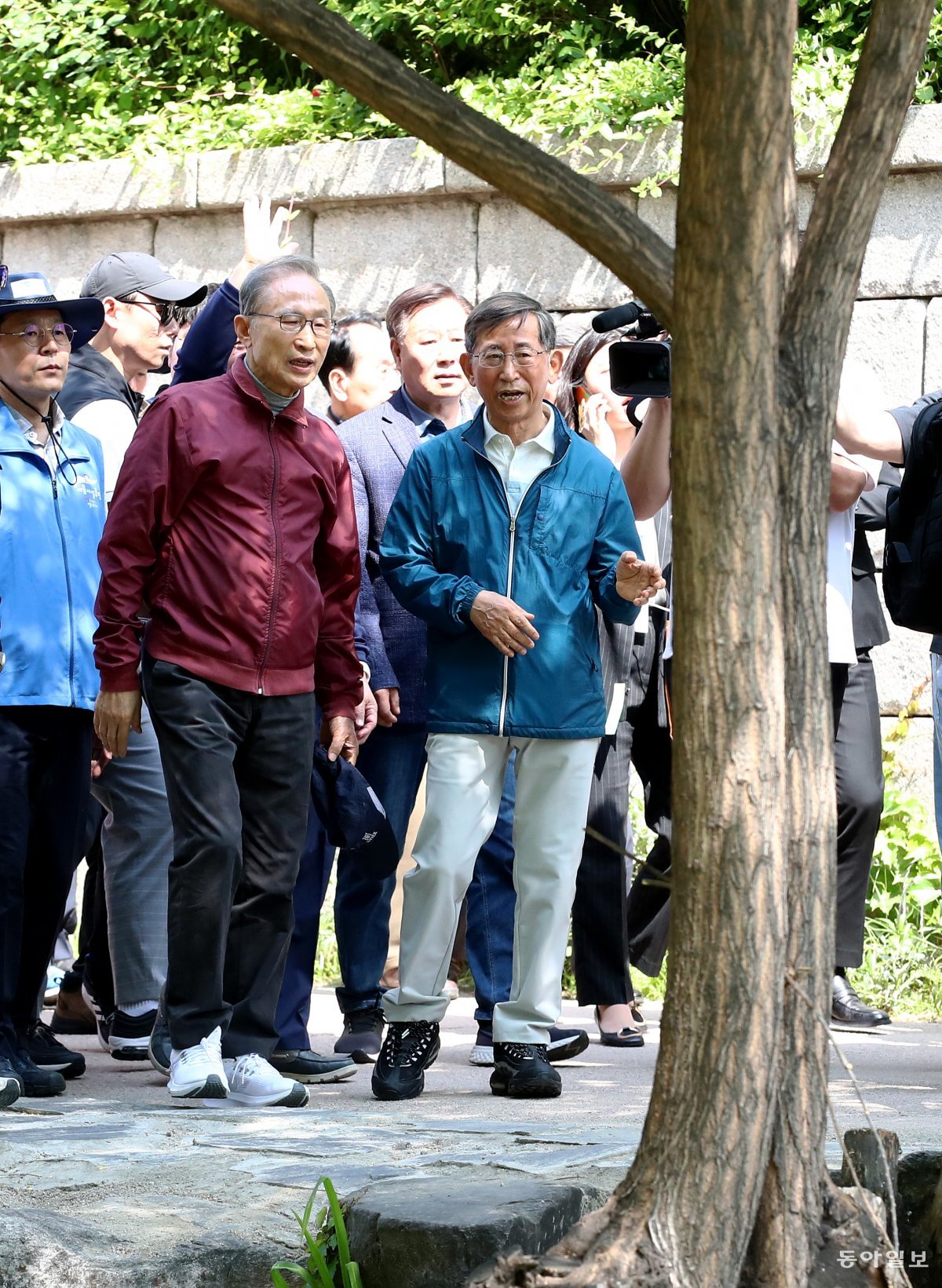 15일 이명박 전 대통령이 서울 청계천 광교 앞을 지나며  측근들과 대화하며 산책하고 있다. 전영한 기자 scoopjyh@donga.com