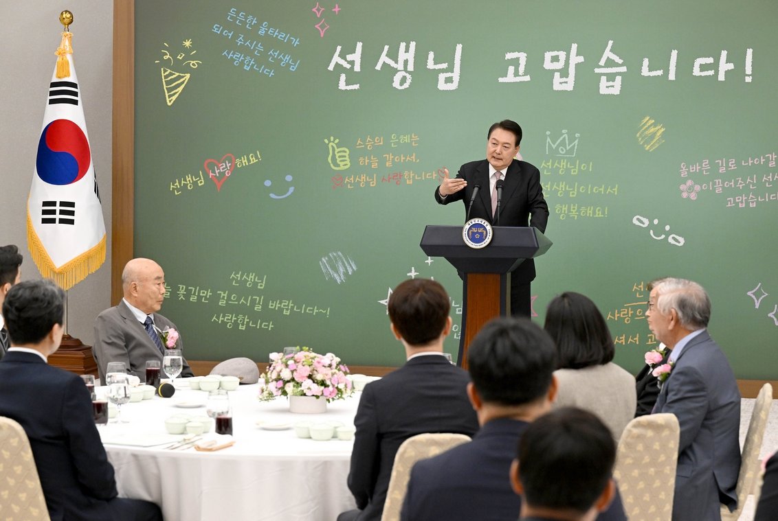 윤석열 대통령이 15일 용산 대통령실 청사에서 열린 제42회 스승의 날 기념 현장교원 초청 오찬 간담회에서 모두발언 하고 있다. 대통령실사진기자단