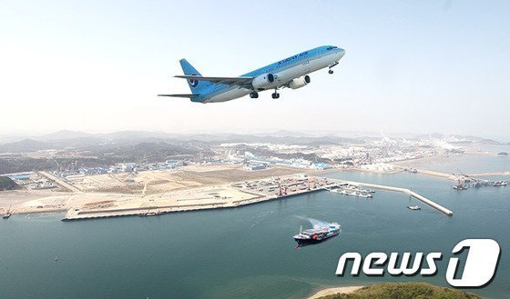 서산 대산항과 여객기 모습(사진제공=서산시)ⓒ News1