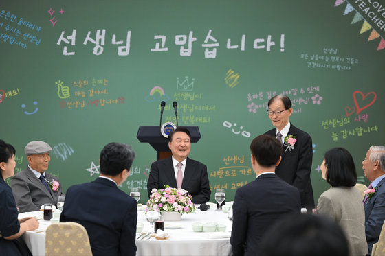 윤석열 대통령이 15일 용산 대통령실 자유홀에 제42회 스승의 날 기념 현장교원 초청 오찬 간담회를 하고 있다. (대통령실 제공) 2023.5.15