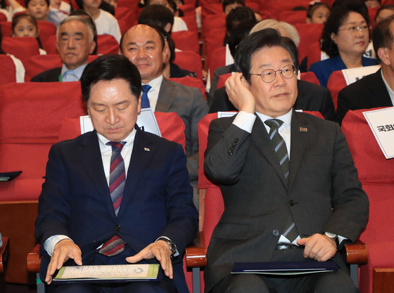 김기현 국민의힘 대표와 이재명 더불어민주당 대표가 4일 서울 여의도 국회 의원회관에서 열린 어린이 안전 헌장 선포식에 참석 하고 있다. 사진공동취재단