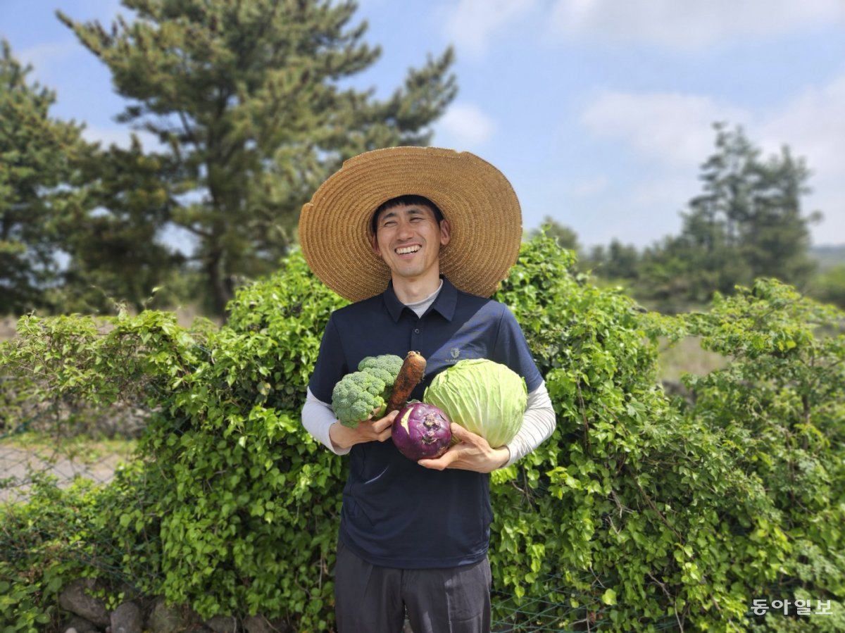 자신이 생산한 친환경 농산물을 들고 있는 변승천 농장주. 리만코리아 제공