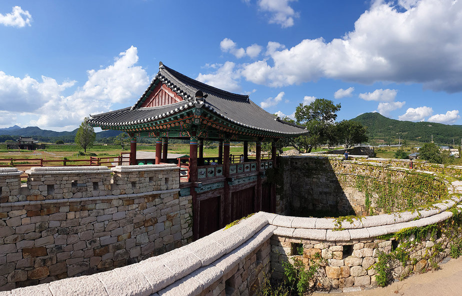 500년 호국 정신의 성지인 전라병영성. 웅장한 성곽이 멋진 자태를 드러내고 있다.