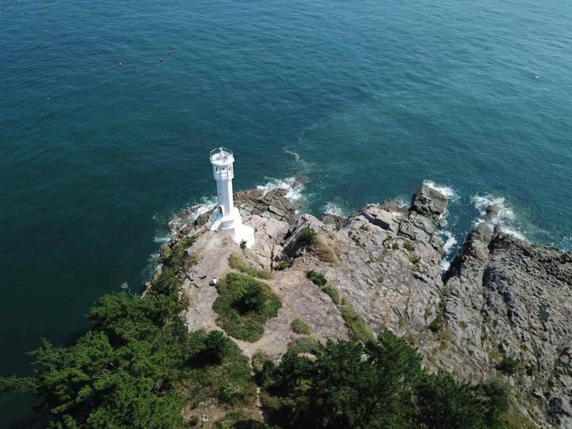 여수시 돌산읍 큰끝등대는 푸른 바다와 하얀 등대의 아름다운 풍경을 한눈에 담을 수 있는 곳이다. 전남도 제공