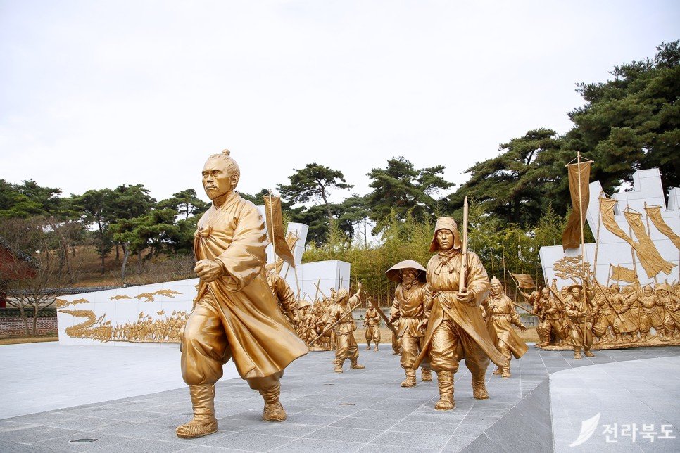 근대 민주화 운동의 시초라고 할 수 있는 동학농민혁명의 황토연전적지에 있는 전봉준 장군 동상.