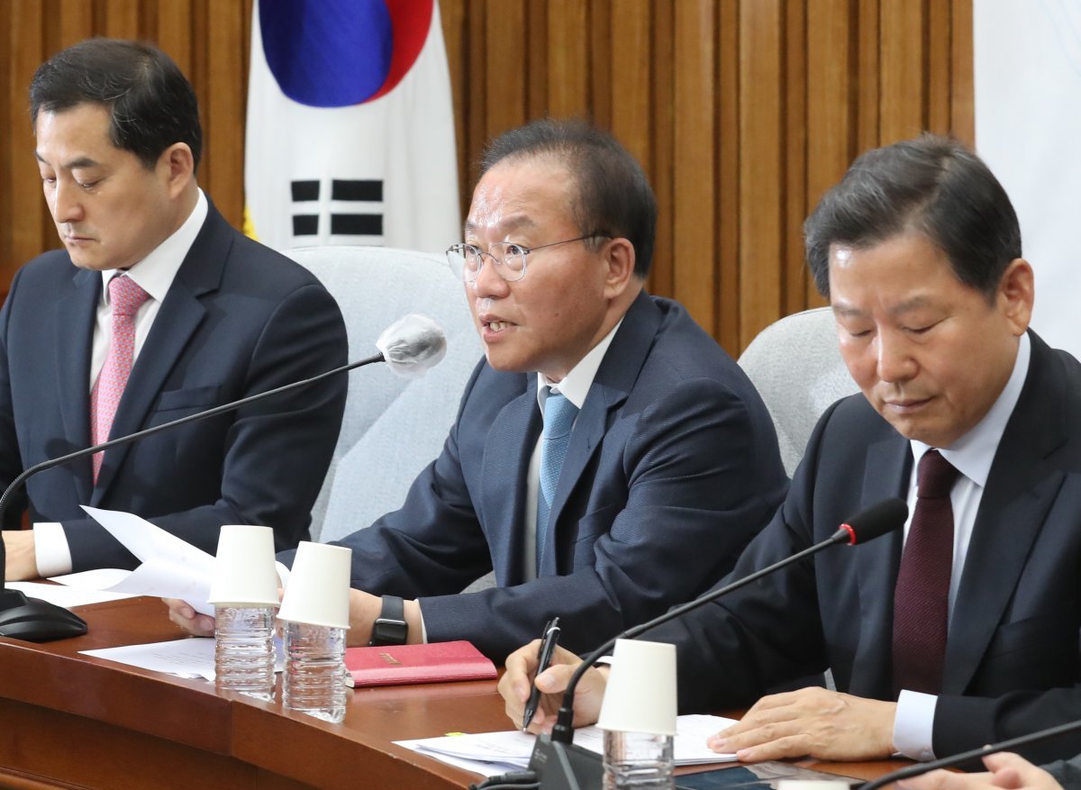 국민의힘 윤재옥 원내대표가 16일 오전 서울 여의도 국회에서 열린 원내대책회의에서 발언을 하고 있다. 뉴스1