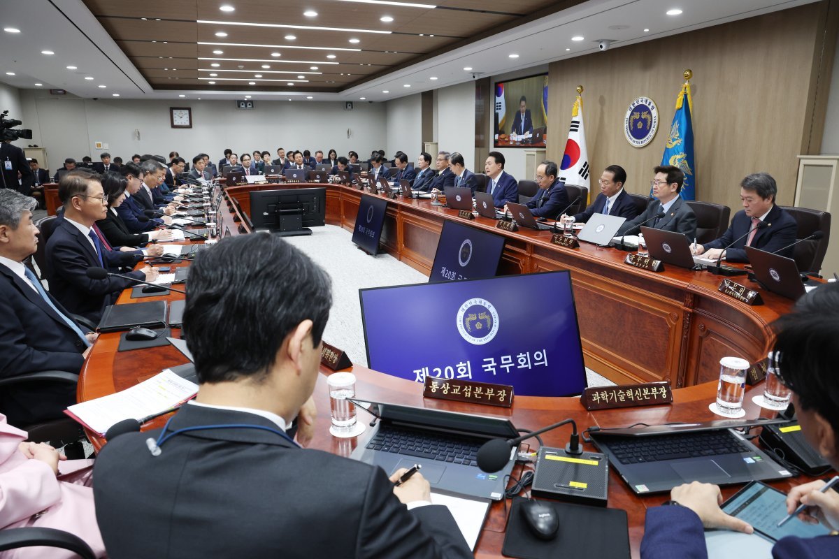 윤석열 대통령이 16일 서울 용산 대통령실 청사에서 열린 국무회의를 주재하고 있다. (대통령실통신사진기자단)