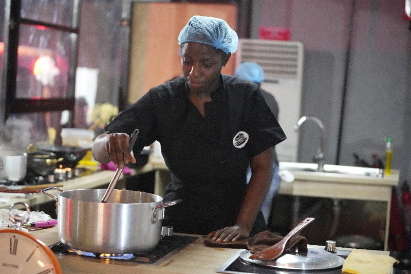 ‘100시간 연속 요리’에 성공한 나이지리아 요리사 힐다 바시가 15일(현지 시간) 나이지리아 라고스 행사장에서 기존 세계기록 87시간 45분을 깨뜨린 뒤 계속 음식을 만들고 있다. 라고스=AP 뉴시스